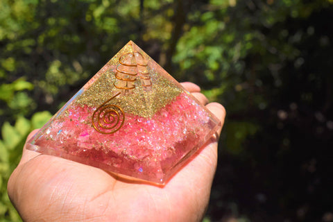 Rose quartz Chips pyramid (Love)